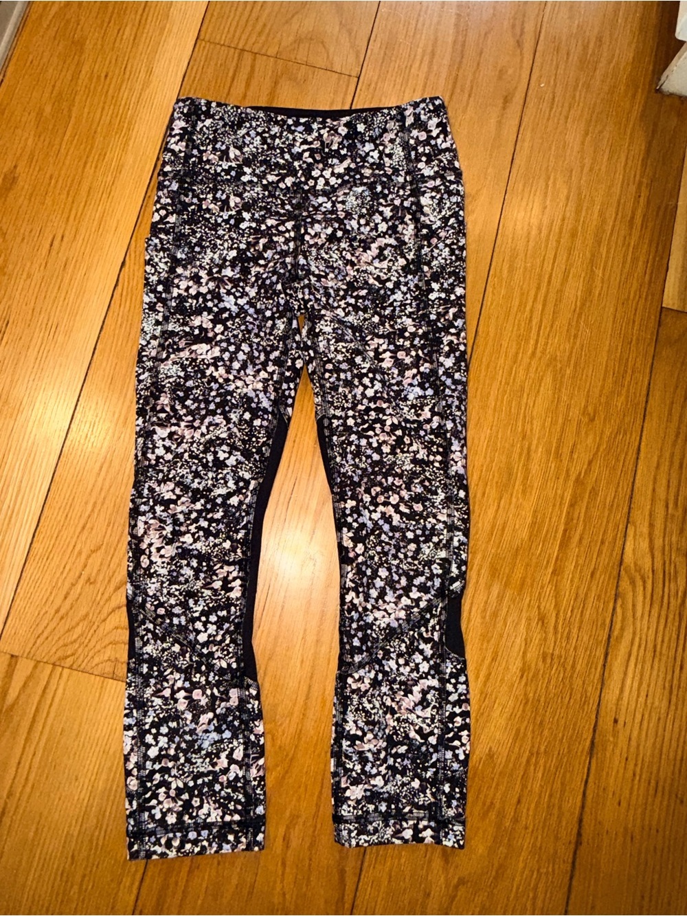Women’s Lululemon Capri Floral Black Active Leggings size 2